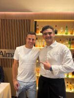 César Azpilicueta, sabor y cercanía en su visita a Almansa – Pasión & Brasas - Gastronomía y Moda