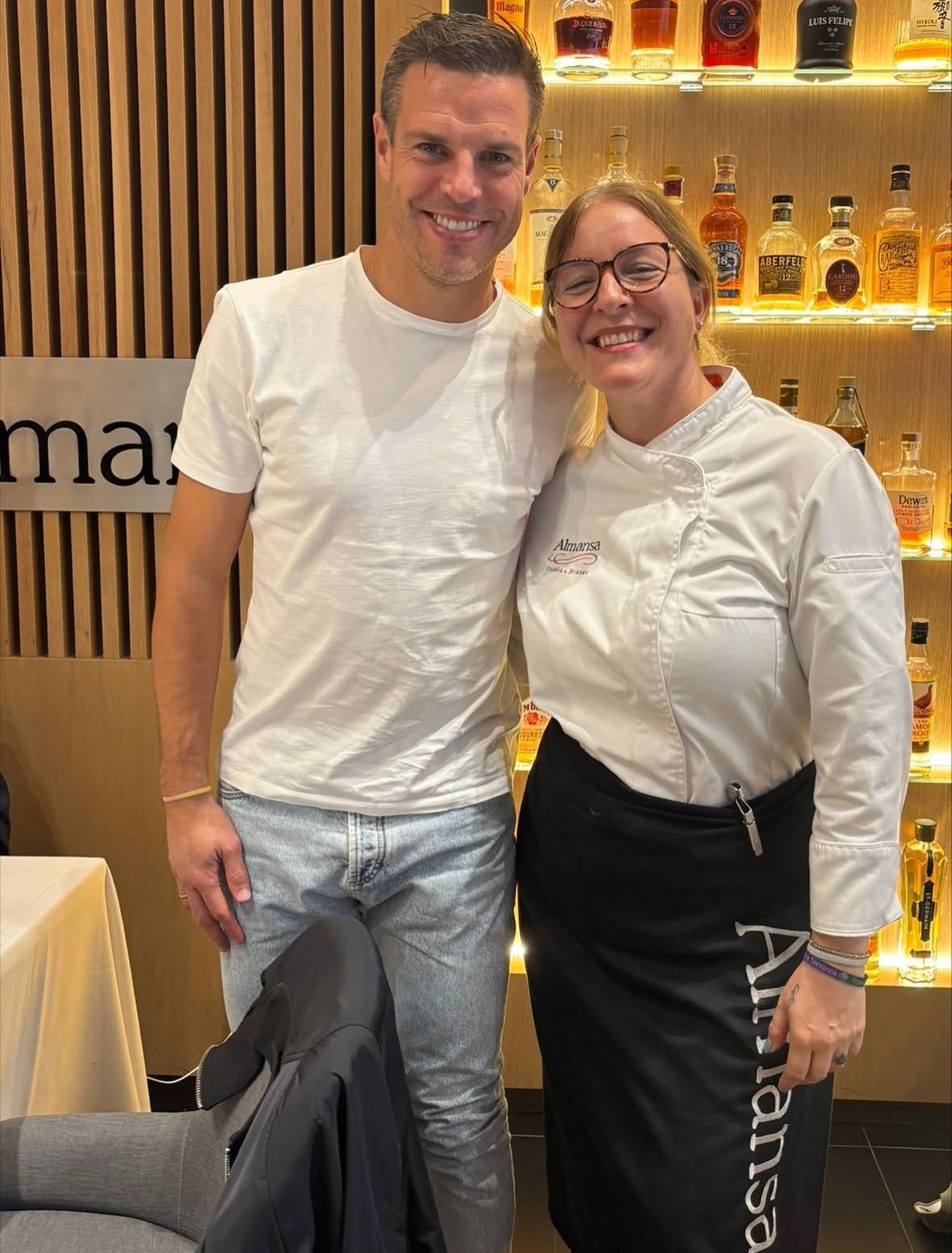César Azpilicueta, sabor y cercanía en su visita a Almansa – Pasión & Brasas - Gastronomía y Moda