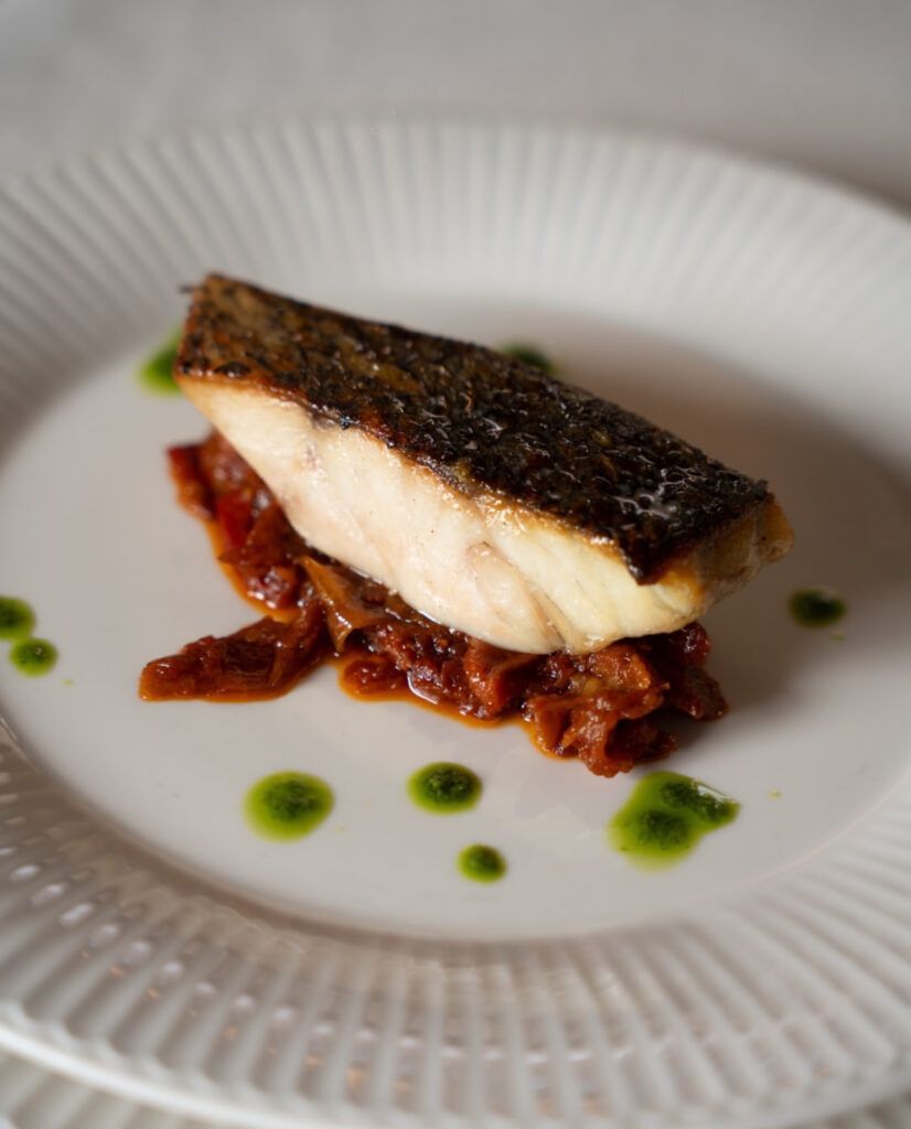 Corvina sobre pisto casero: un bocado de equilibrio y tradición en Ermita Candelaria - Gastronomía y Moda