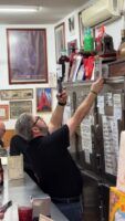 Bares y tabernas de Sevilla: La auténtica gastronomía magníficamente retratada por Antonio Sánchez Carrasco