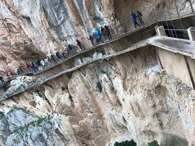 El Caminito del Rey se reabre con medidas de seguridad que garantizan la distancia entre los visitantes y la desinfección de los espacios - Gastronomía y Moda