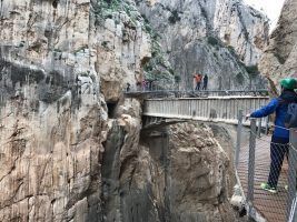 El Caminito del Rey se reabre con medidas de seguridad que garantizan la distancia entre los visitantes y la desinfección de los espacios - Gastronomía y Moda