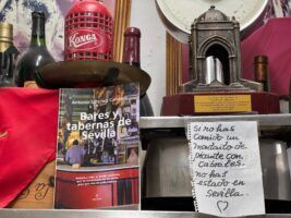Bares y tabernas de Sevilla: La auténtica gastronomía magníficamente retratada por Antonio Sánchez Carrasco - Gastronomía y Moda
