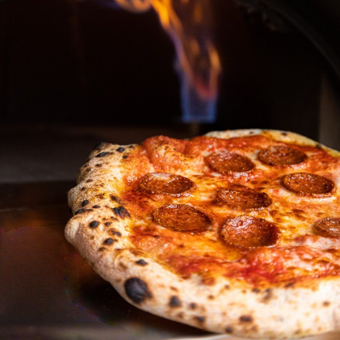 Tu película favorita, la manta más calentita... y una pizza de Lamucca recién salida del horno - Gastronomía y Moda