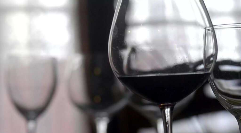 La columna que está dando que hablar: Carlos Navarro Antolín retrata, con ironía fina, la España del “riojita y tiesos” - Gastronomía y Moda