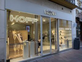 Hoff, las zapatillas que las mujeres llevan hasta con traje - Gastronomía y Moda