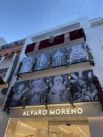 Álvaro Moreno engalana la fachada de su tienda de la calle Velázquez con motivo de la Procesión Magna de Sevilla - Gastronomía y Moda