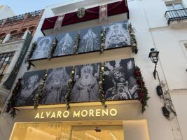 Álvaro Moreno engalana la fachada de su tienda de la calle Velázquez con motivo de la Procesión Magna de Sevilla - Gastronomía y Moda