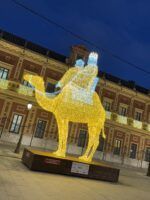 El PSOE de Sevilla critica que la descoordinación entre áreas en el gobierno de Sanz ha llevado a retirar la iluminación navideña en calles de la Macarena y Triana porque no cabían los pasos de la Magna - Navidad 2024 - Gastronomía y Moda