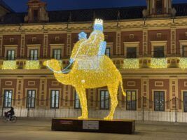 El PSOE de Sevilla critica que la descoordinación entre áreas en el gobierno de Sanz ha llevado a retirar la iluminación navideña en calles de la Macarena y Triana porque no cabían los pasos de la Magna - Navidad 2024 - Gastronomía y Moda