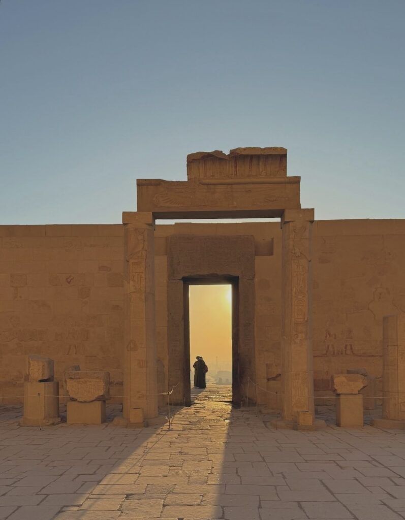 Amanecer en el templo de Hatshepsut, la magia de Egipto en silencio - Gastronomía y Moda