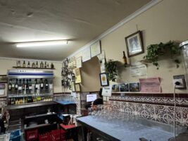 Este es el bar en Cazalla de la Sierra donde encontrarás la famosa ‘torre de papas fritas’ - Gastronomía y Moda