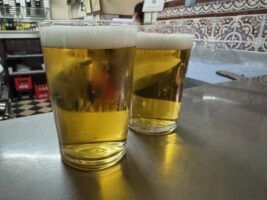 Este es el bar en Cazalla de la Sierra donde encontrarás la famosa ‘torre de papas fritas’ - Gastronomía y Moda