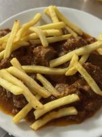 Este es el bar en Cazalla de la Sierra donde encontrarás la famosa ‘torre de papas fritas’ - Gastronomía y Moda