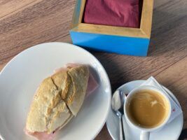 Desayunos, espectaculares hamburguesas y las mejores tapas tradicionales te esperan en Boca Grande en Sevilla - Gastronomía y Moda