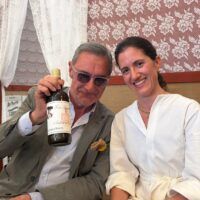 Pechi y Carlos Herrera encienden Sevilla con Manzanilla Minuto antes de la Feria - Gastronomía y Moda