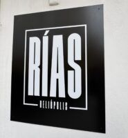 Rías Heliópolis, donde la cerveza siempre está fría, los vinos celebran el sabor del Sur y cada plato guarda una historia - Gastronomía y Moda