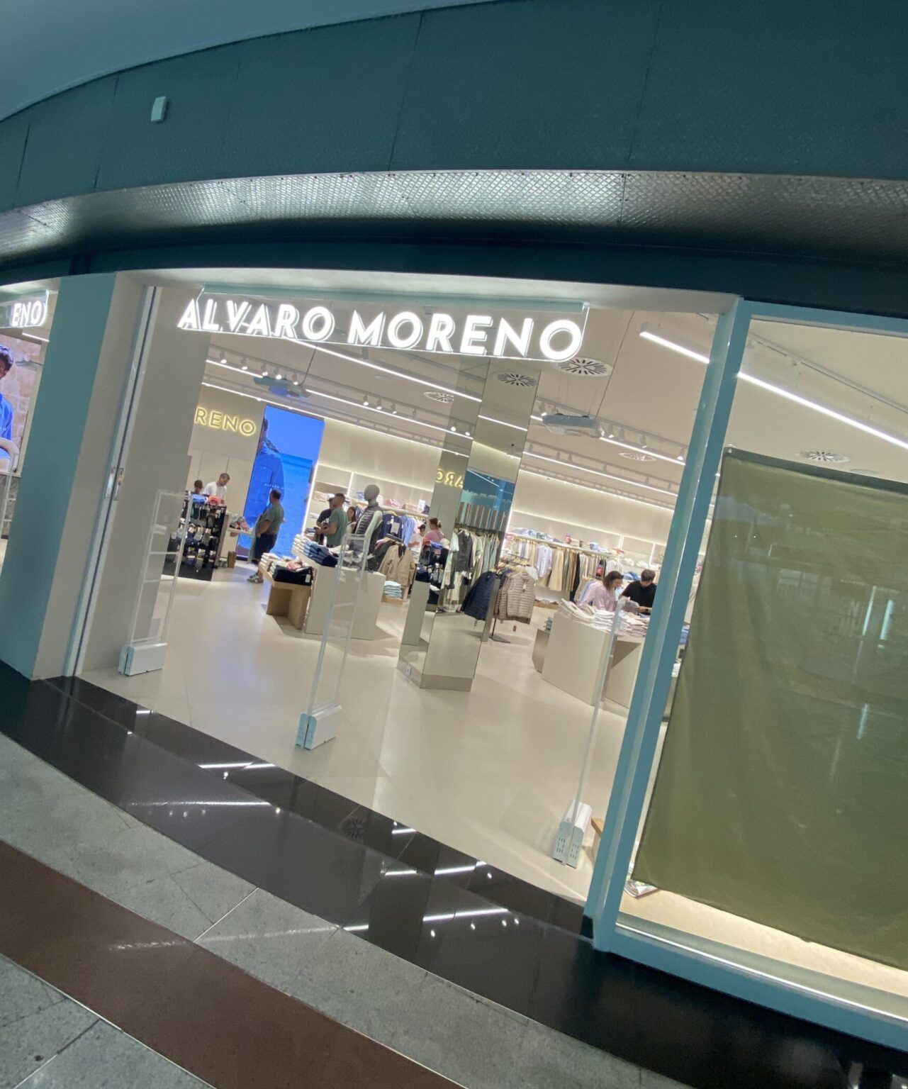 La moda de Álvaro Moreno llega al Centro Comercial AireSur - Gastronomía y Moda