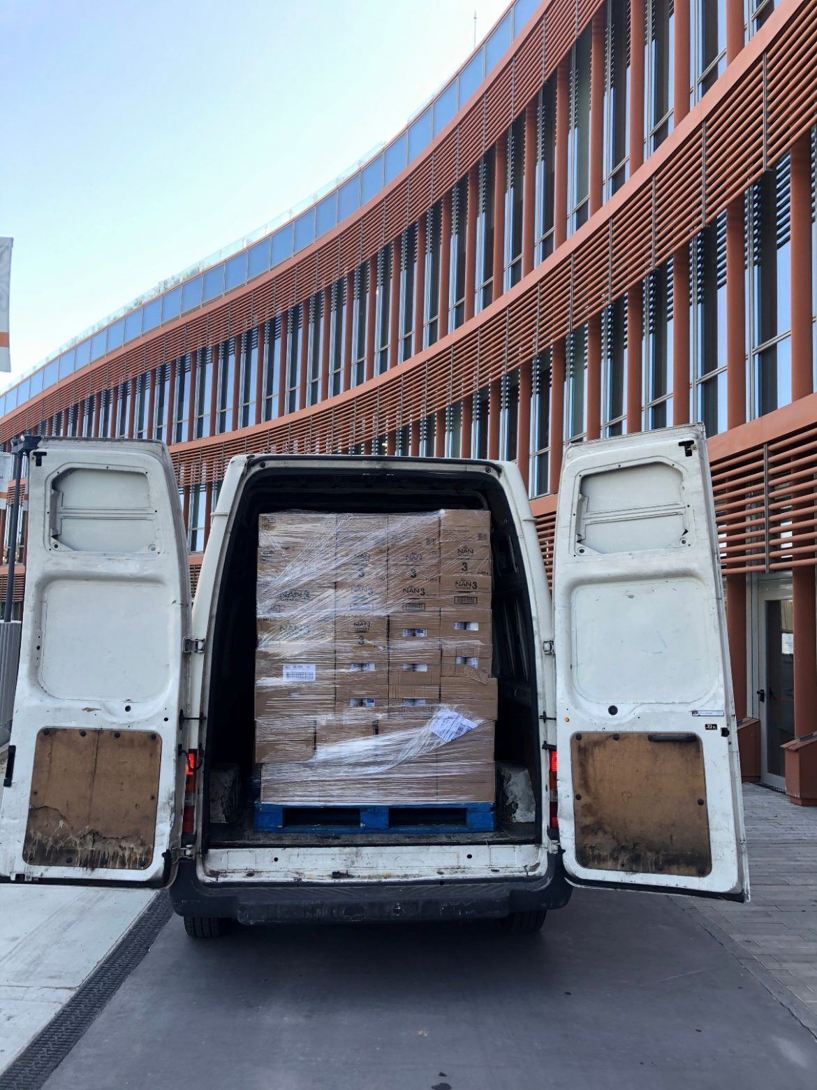 La farmacia Botiq del Centro Comercial TORRE SEVILLA dona 1.000 kg de alimentos infantiles al Banco de Alimentos La farmacia Botiq del Centro Comercial TORRE SEVILLA dona 1.000 kg de alimentos infantiles al Banco de Alimentos - Gastronomía y Moda