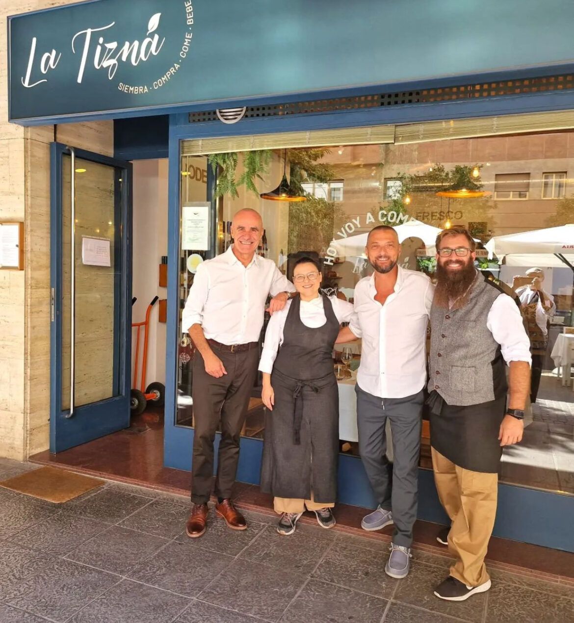 Antonio Muñoz visita el restaurante La Tizná para ratificar su apoyo a la comida orgánica y tradicional de Andalucía Antonio Muñoz visita el restaurante La Tizná para ratificar su apoyo total a la comida orgánica y tradicional de Andalucía - Gastronomía y Moda