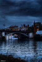La Sevilla más azul: el Puente de Triana se convierte en una obra de arte nocturna en la mirada de Jesús Giraldo - Gastronomía y Moda