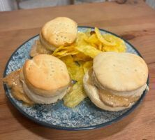 Rías Heliópolis, donde la cerveza siempre está fría, los vinos celebran el sabor del Sur y cada plato guarda una historia - Gastronomía y Moda