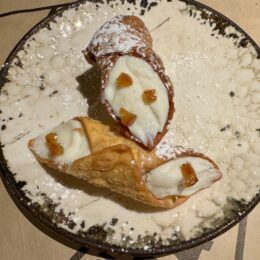 El italiano de Sevilla que sorprende con su pasta a la trufa, cannoli siciliani y una terraza perfecta para disfrutar sin prisas - Gastronomía y Moda
