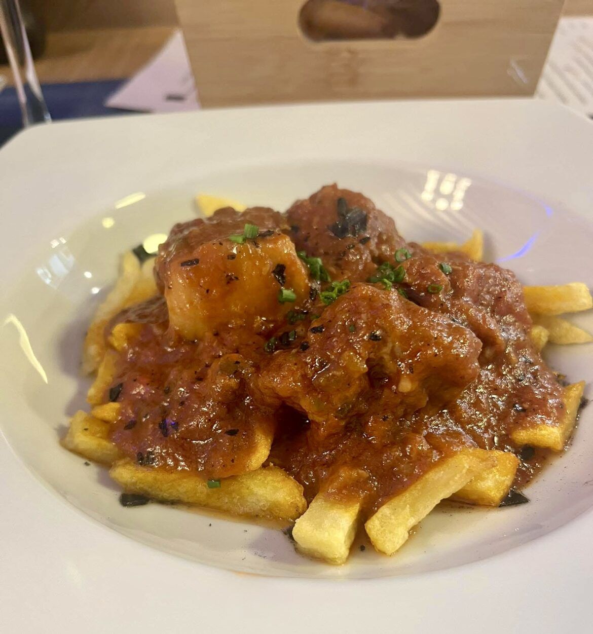 La carne con tomate de Trincarro se posiciona como una de las mejores de Sevilla para los amantes de la cocina tradicional - Gastronomía y Moda