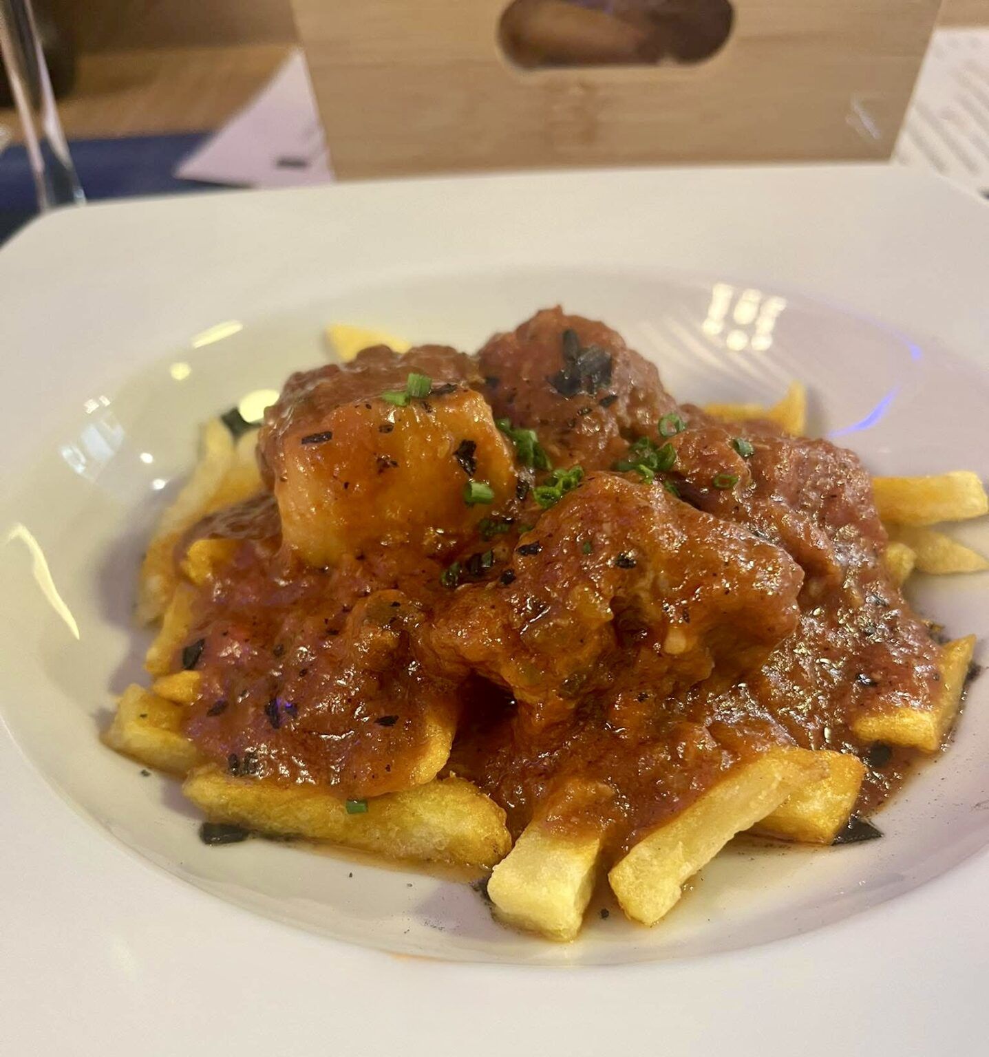 La carne con tomate de Trincarro se posiciona como una de las mejores de Sevilla para los amantes de la cocina tradicional La carne con tomate de Trincarro se posiciona como una de las mejores de Sevilla para los amantes de la cocina tradicional - Gastronomía y Moda