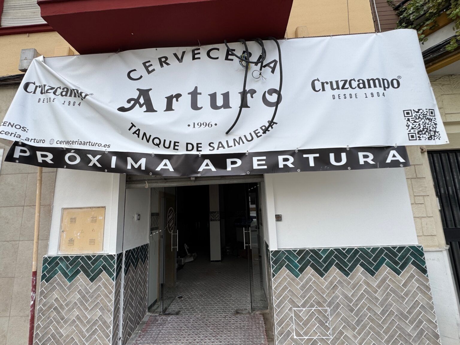 La famosa cervecería Arturo de Sevilla Este abre nuevo establecimiento en la avenida Luis Montoto - Gastronomía y Moda