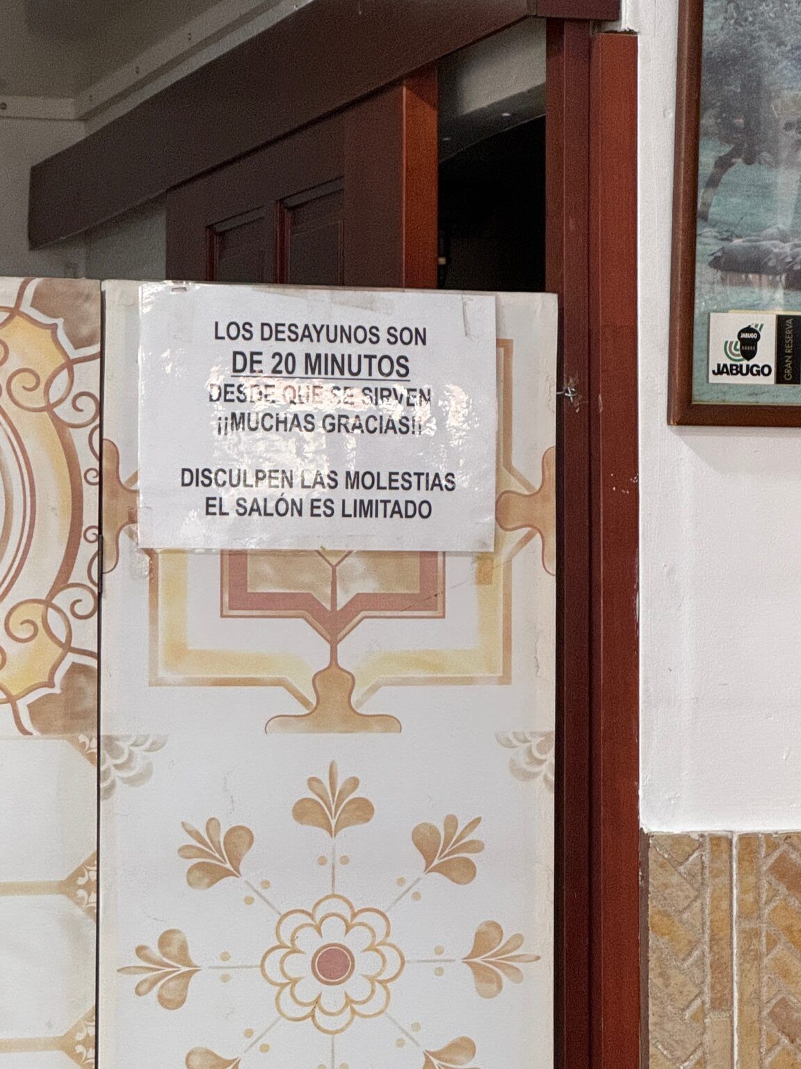 La preocupante proliferación de los avisos 'sin sentido' en la hostelería - Gastronomía y Moda