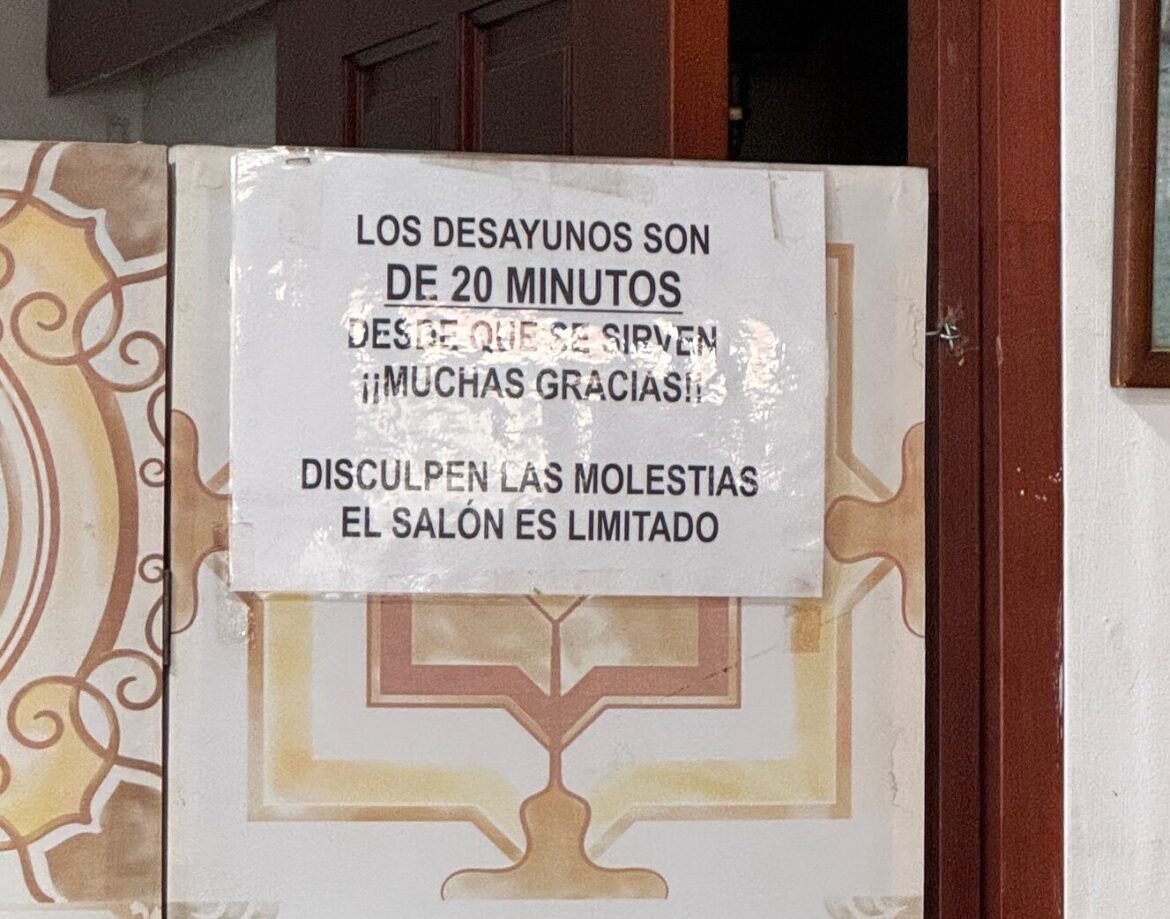 La preocupante proliferación de los avisos 'sin sentido' en la hostelería - Gastronomía y Moda