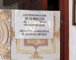 La preocupante proliferación de los avisos 'sin sentido' en la hostelería - Gastronomía y Moda