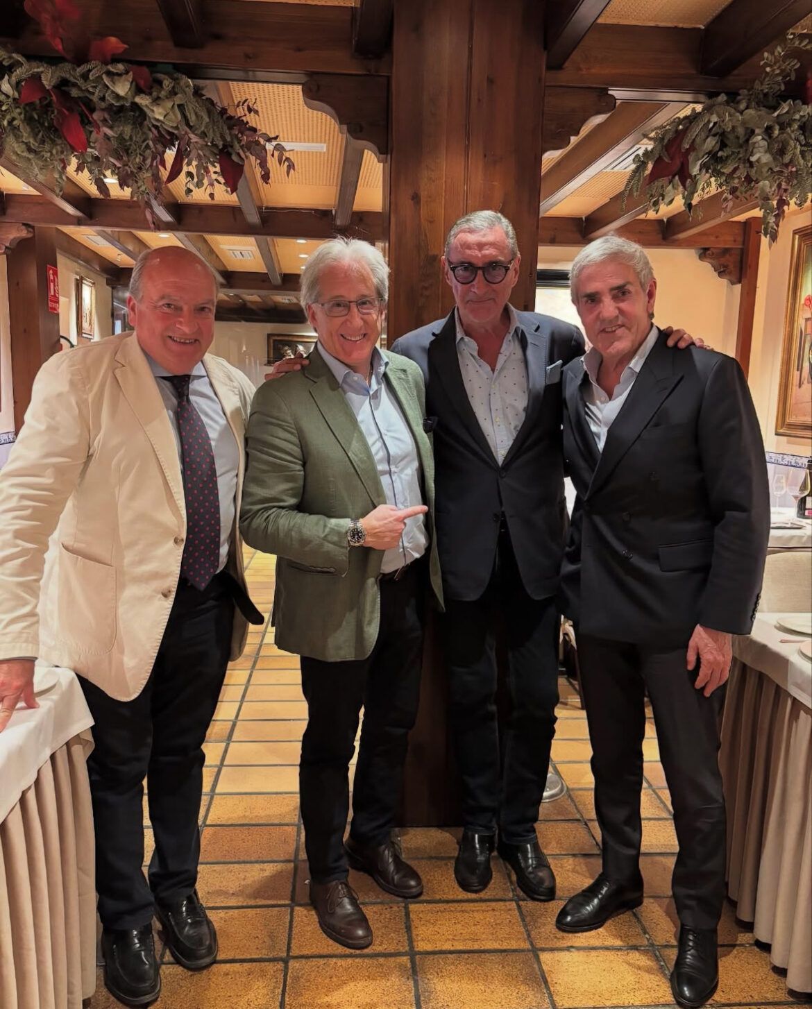 José Moro, presidente de Bodegas Cepa 21, disfruta en Sevilla de la mano de Carlos Herrera y Luis Martín Rubio José Moro, presidente de Bodegas Cepa 21, disfruta en Sevilla de la mano de Carlos Herrera y Luis Martín Rubio - Gastronomía y Moda