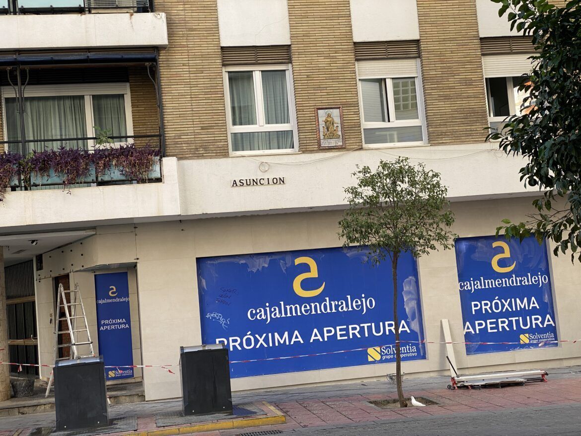 Cajalmendralejo amplia oficinas en Sevilla Cajalmendralejo amplia oficinas en Sevilla - Gastronomía y Moda