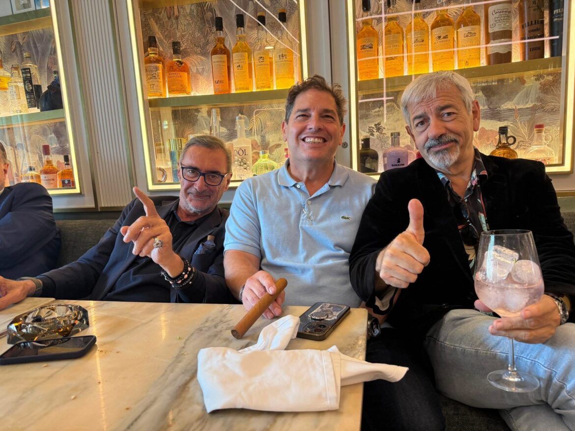 ‘Los Carlos’ Herrera y Sobera disfrutan en el restaurante Los Baltazares Carlos Herrera y Carlos Sobera disfruran en el restaurante Los Baltazares - Gastronomía y Moda