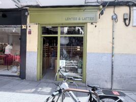 Lentes & Lattes: la tienda madrileña donde elegir gafas se convierte en una experiencia para llevar - Gastronomía y Moda