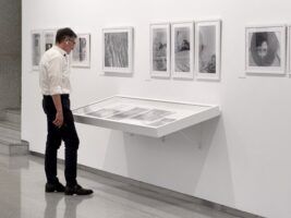 Sevilla antes del relato oficial: la memoria contracultural de Pive Amador toma la Sala Atín Aya - Gastronomía y Moda