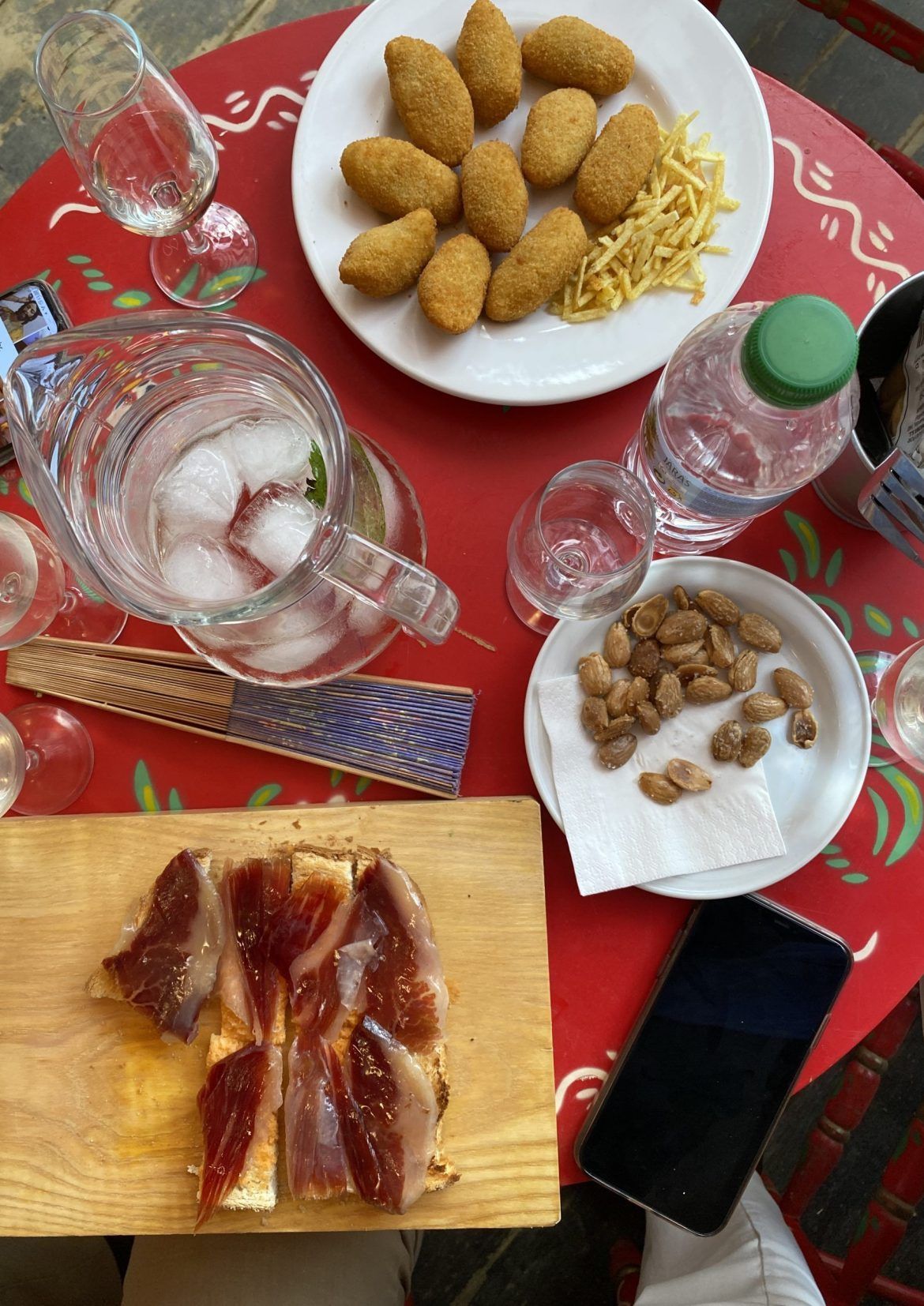 Sigan bebiendo en la Feria de Abril de Sevilla 2024 eso que llaman rebujito, sigan… - Gastronomía y Moda