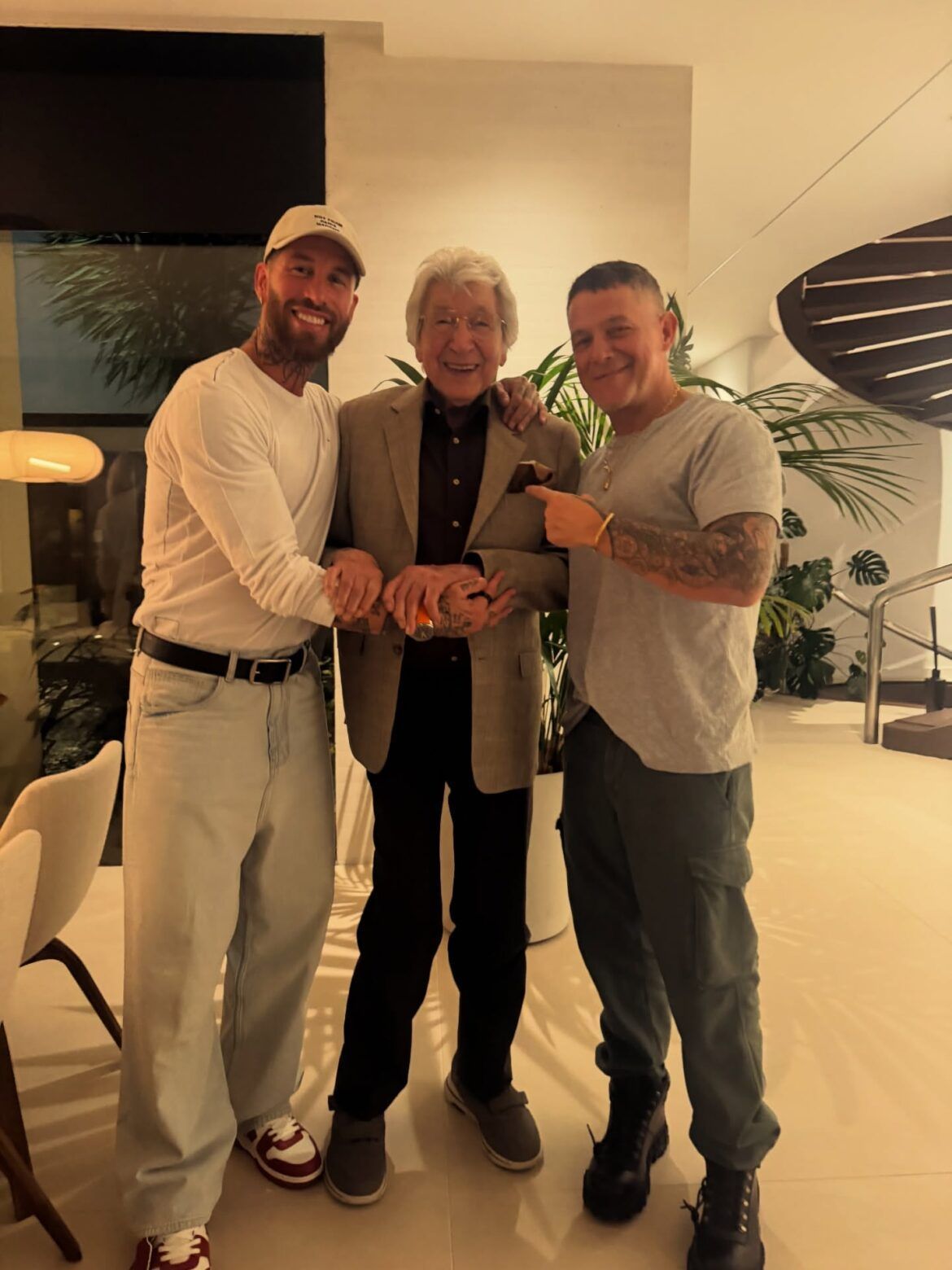 Sergio Ramos comparte una cena inolvidable con Manuel Alejandro, leyenda viva de la música española - Gastronomía y Moda