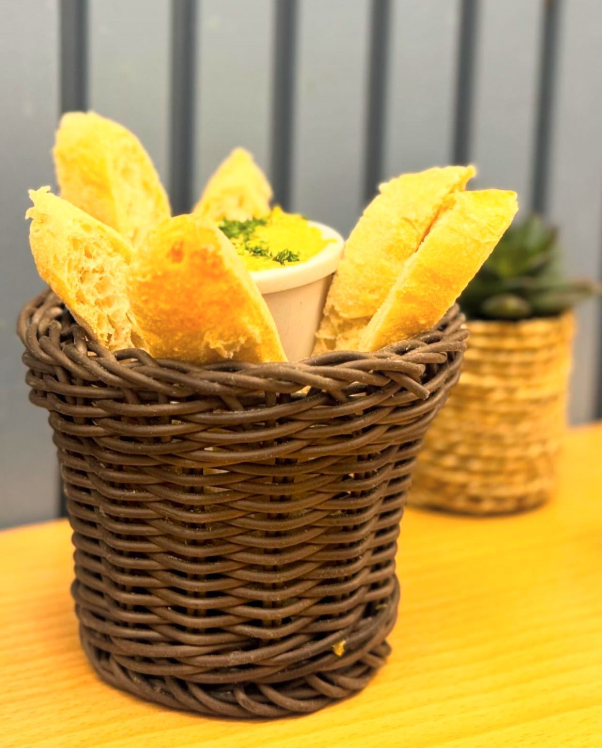Charnela, una coqueta tabernita gastronómica en Madrid que nos conquista con su pasión por el mejillón - Gastronomía y Moda