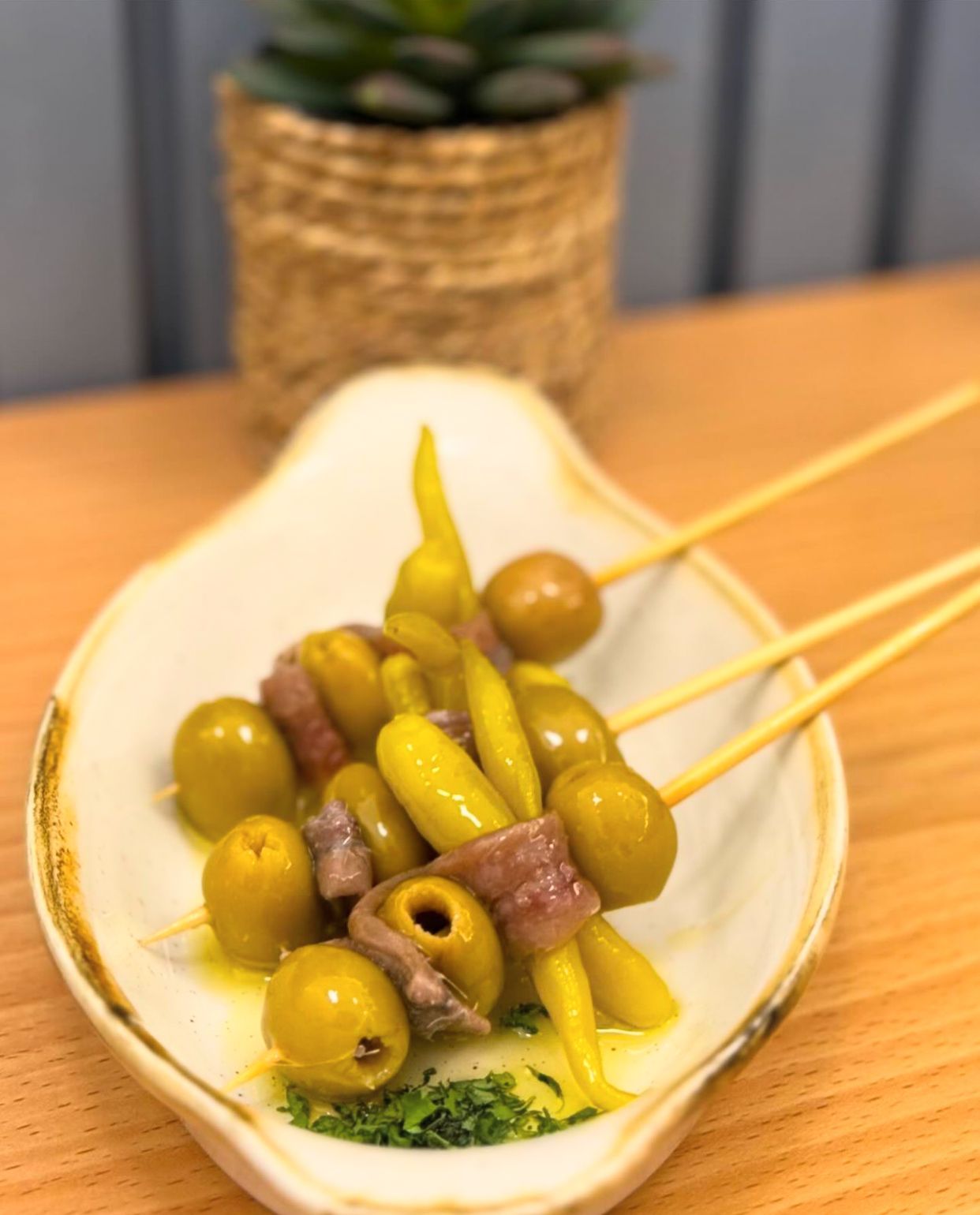 Charnela, una coqueta tabernita gastronómica en Madrid que nos conquista con su pasión por el mejillón - Gastronomía y Moda