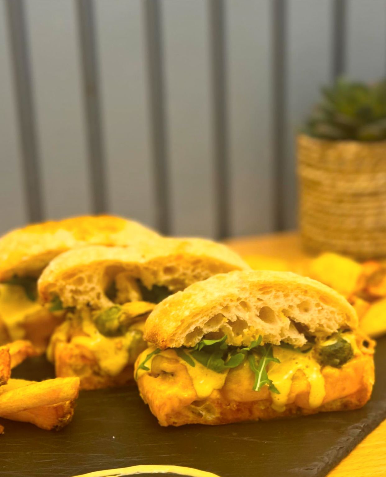 Charnela, una coqueta tabernita gastronómica en Madrid que nos conquista con su pasión por el mejillón - Gastronomía y Moda