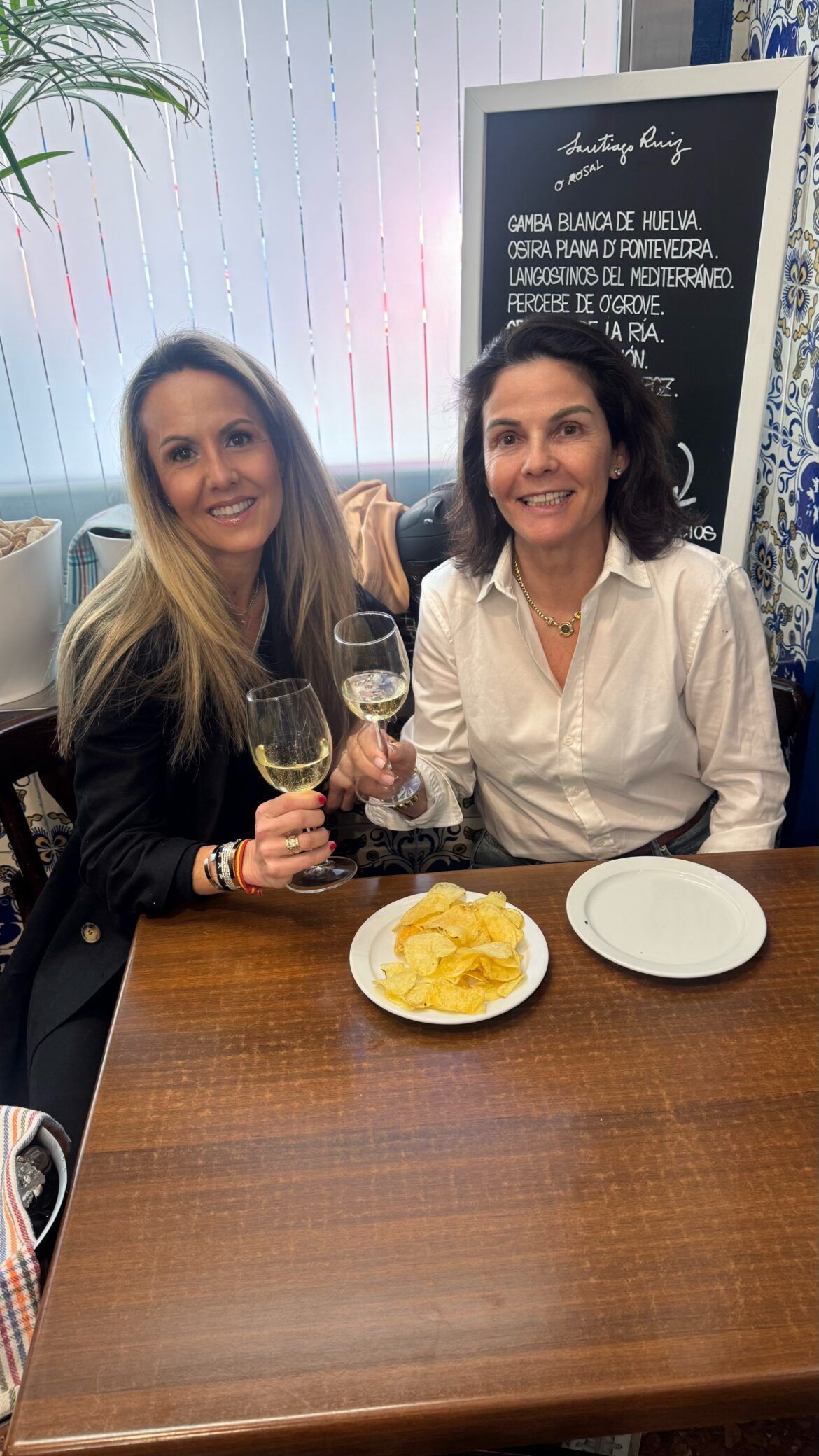 Tras el sonado apagón, Ana Rojo y Ana Sastre, disfrutaron de los mejores mariscos en El Cantábrico - Gastronomía y Moda