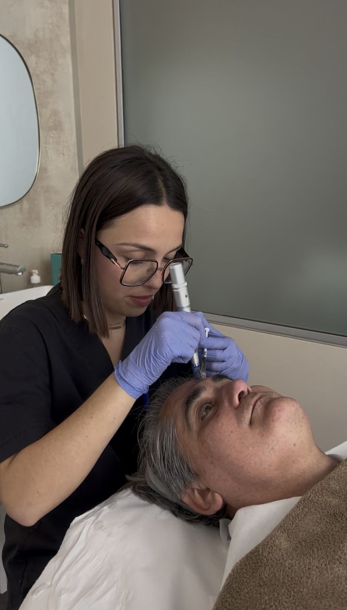 Pepelu Martínez apuesta por el Beauty Booster con Dermapen en Clínica Dorsia Sevilla Este - Gastronomía y Moda