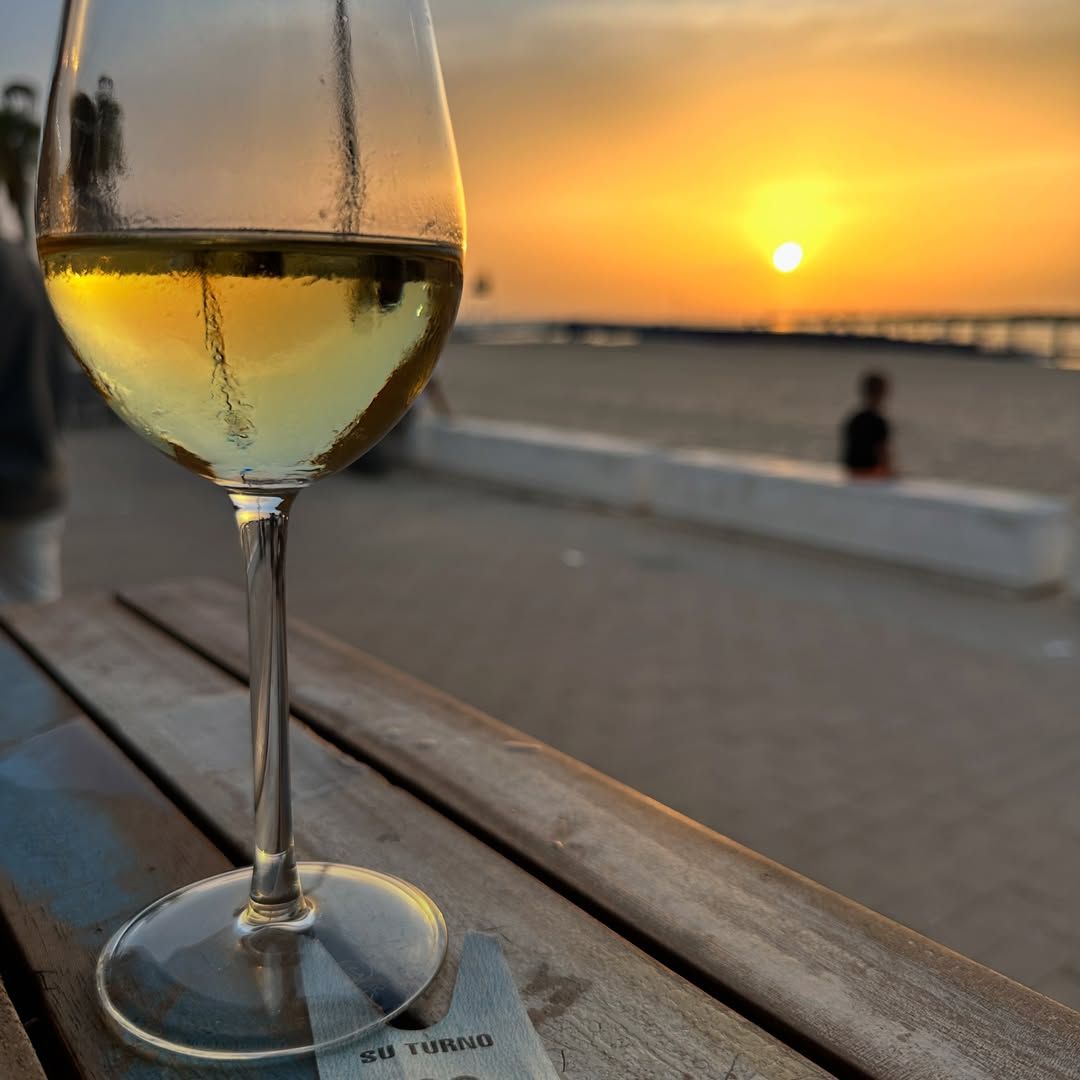 Sanlúcar de Barrameda también se disfruta en una copa: la manzanilla, el Guadalquivir y el sabor de una tierra única - Gastronomía y Moda