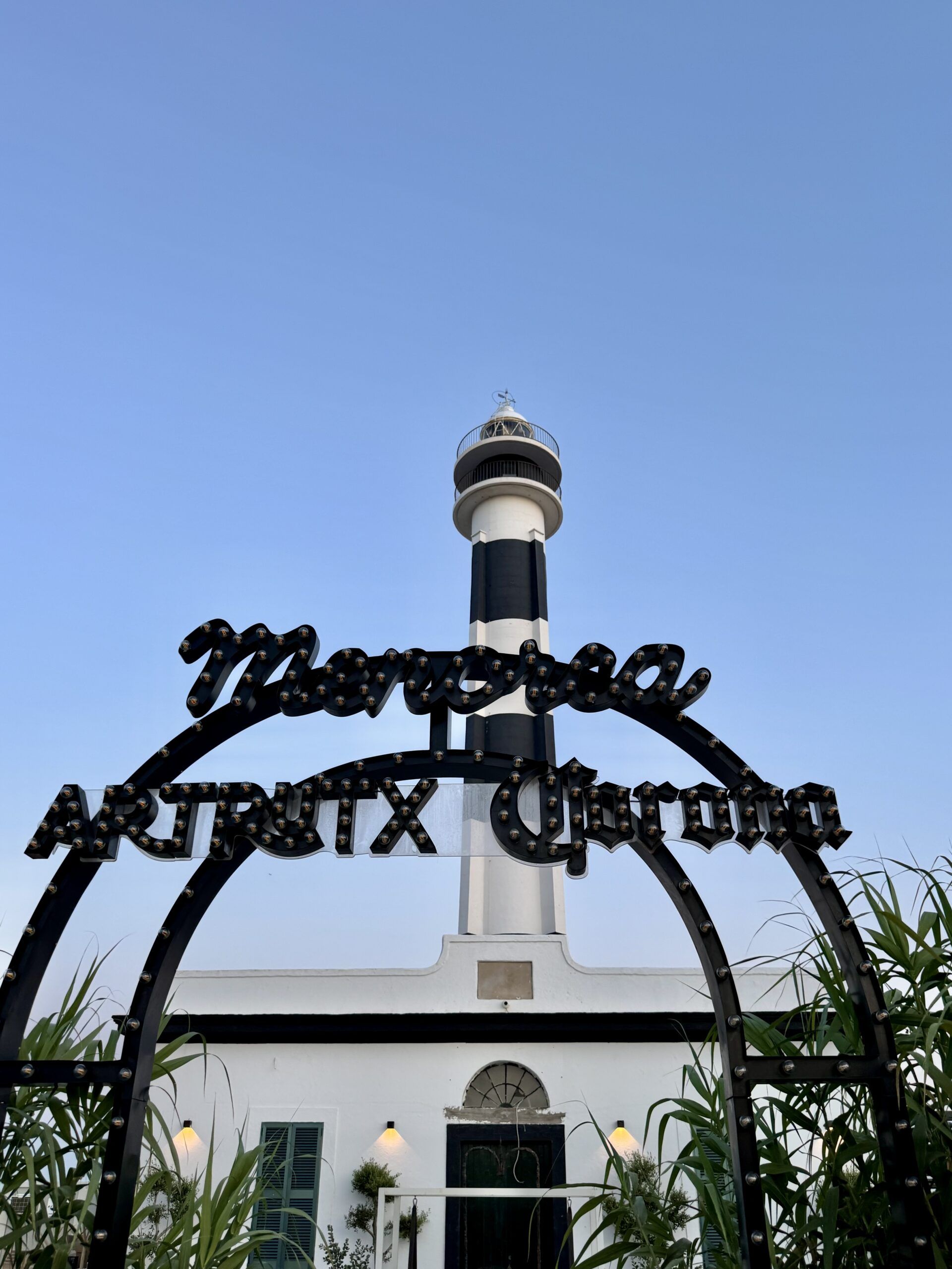 Brindar frente al Faro de Artrutx: una de las experiencias que no pueden faltar en Menorca - Gastronomía y Moda