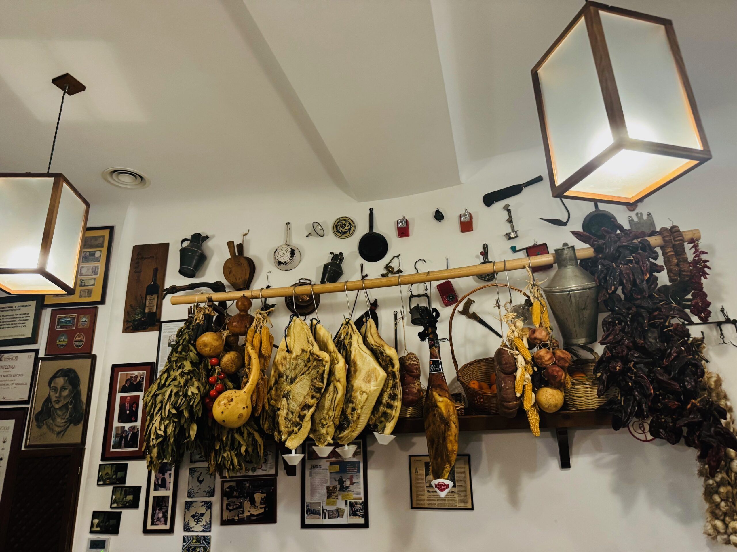 Petra, vinos, vermús y chacinas en una taberna con alma granadina