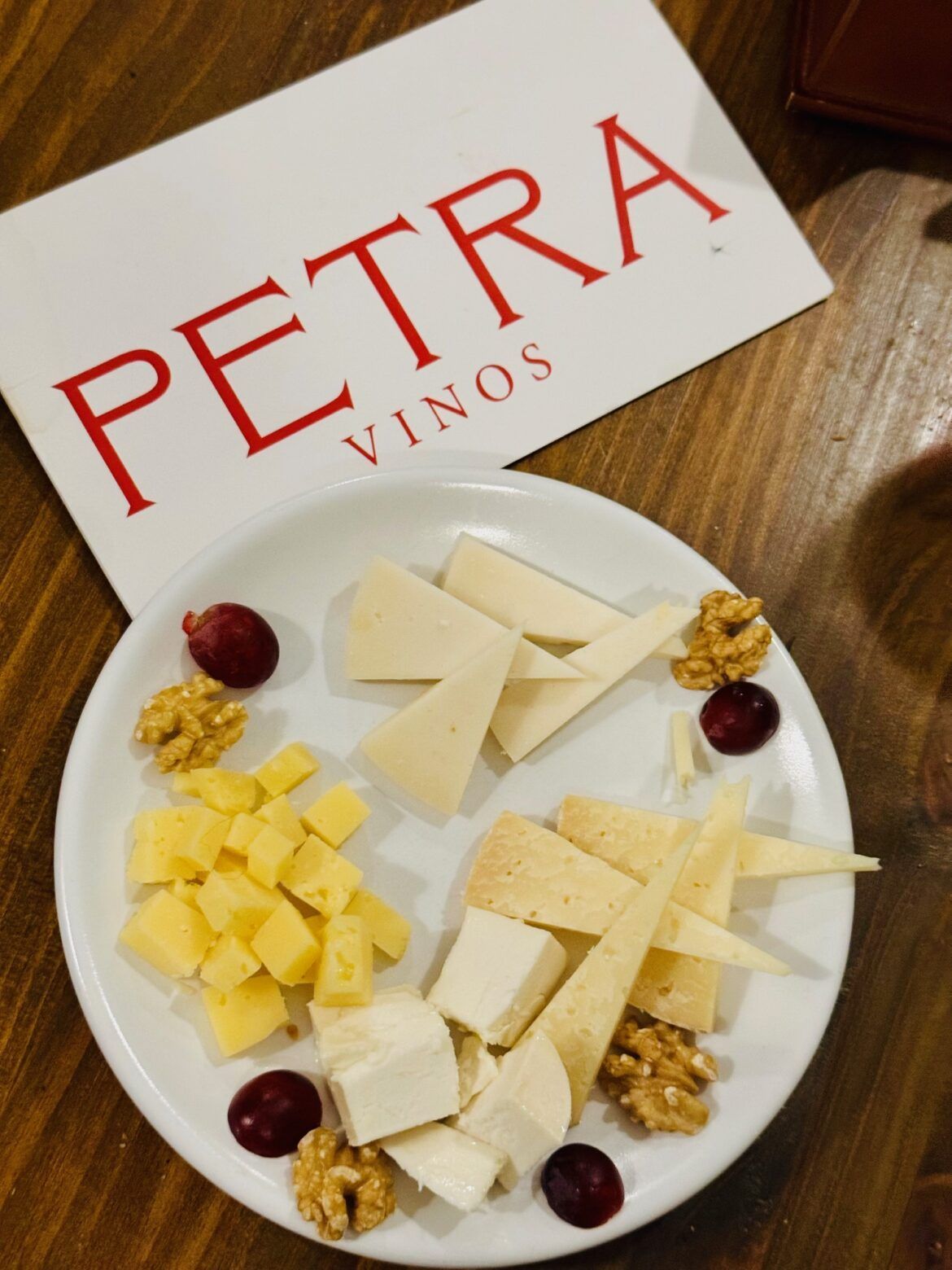 Petra, vinos, vermuts y chacinas en una taberna con alma granadina Petra, vinos, vermús y chacinas en una taberna con alma granadina - Gastronomía y Moda