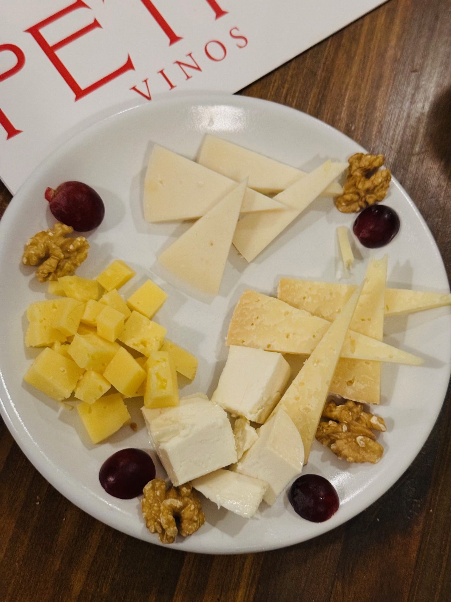 Petra, vinos, vermús y chacinas en una taberna con alma granadina - Gastronomía y Moda